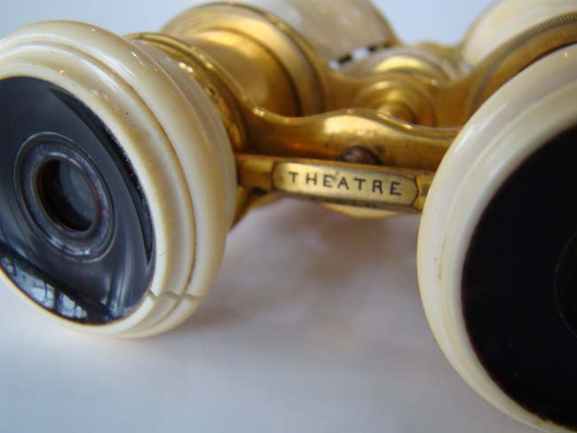 An ivory mounted pair of 19th century binoculars with settings for 'Field-Marine-Theatre' — image 3